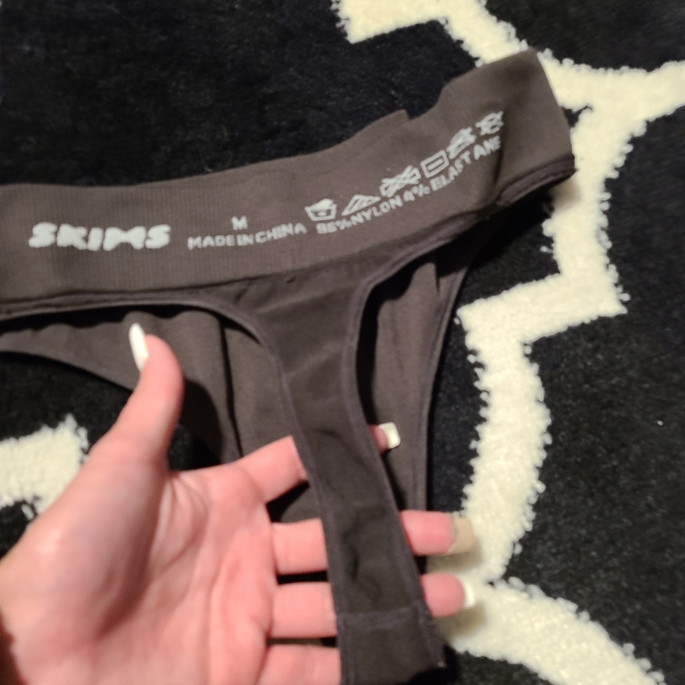 Skims smooth - Picture 2 of 3